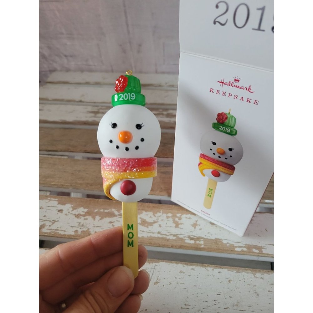 Hallmark mom popsicle snowman 2019 ornament Xmas holiday tree decor